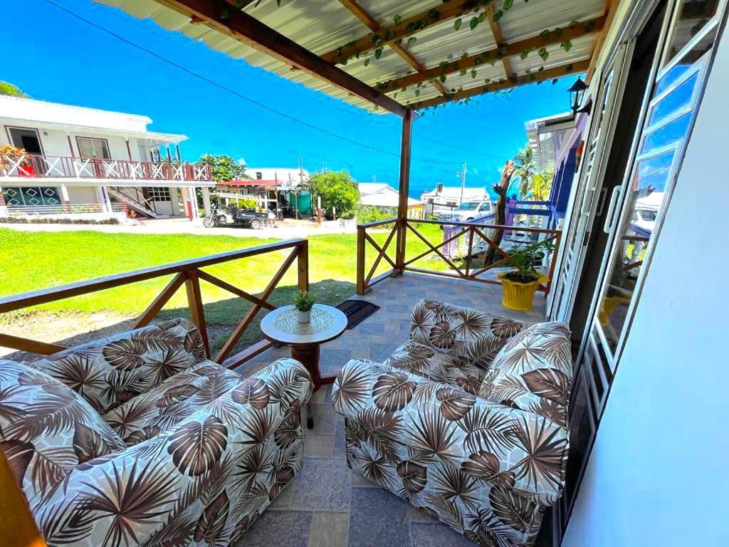 Posada Villa Bryan Rocky Point Екстериор снимка